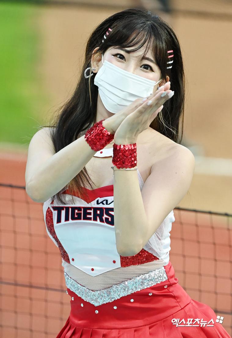 Cheerleader Kim Hanna