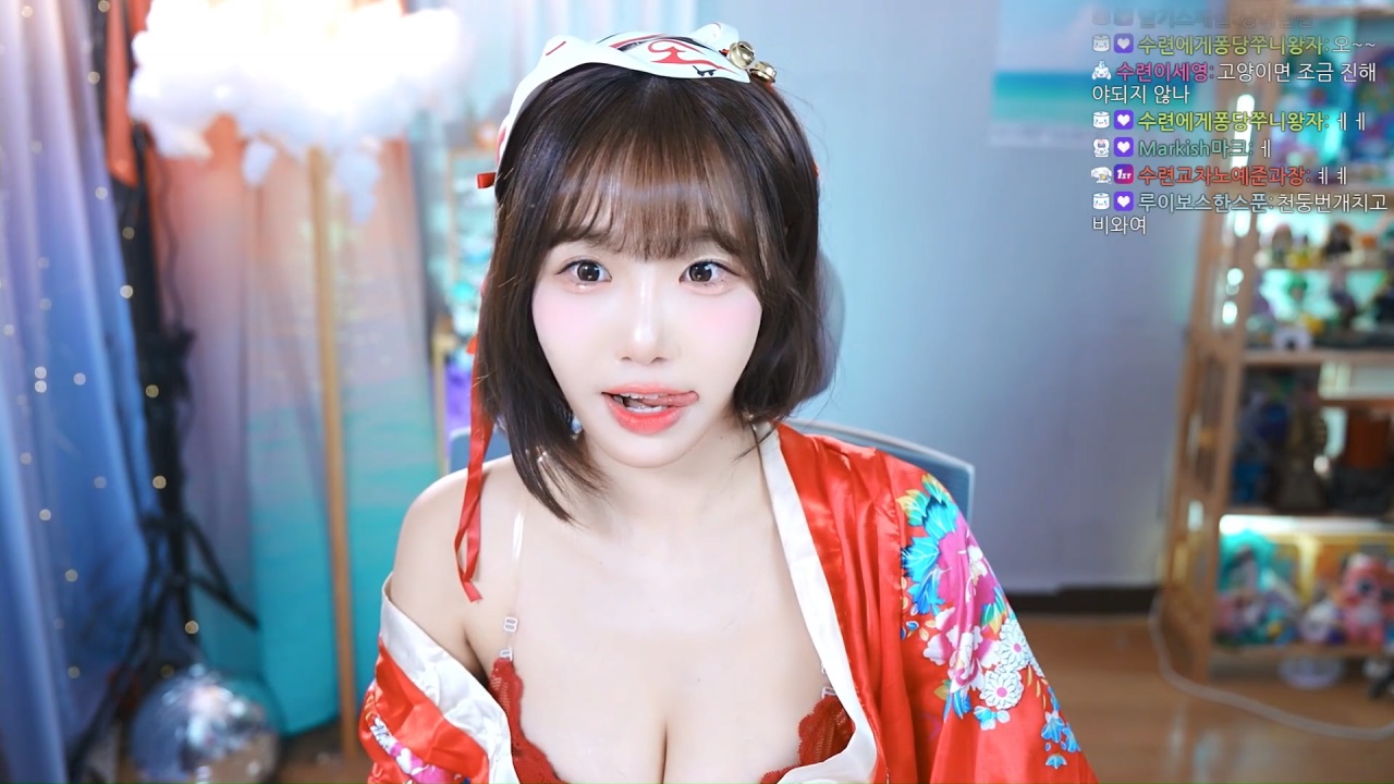 (SOUND)Suryeon in a red kimono with a red lace bra and panties sticking out.