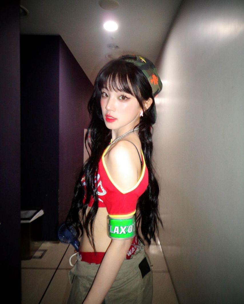 Girls Yuqi red crop top black bra strap