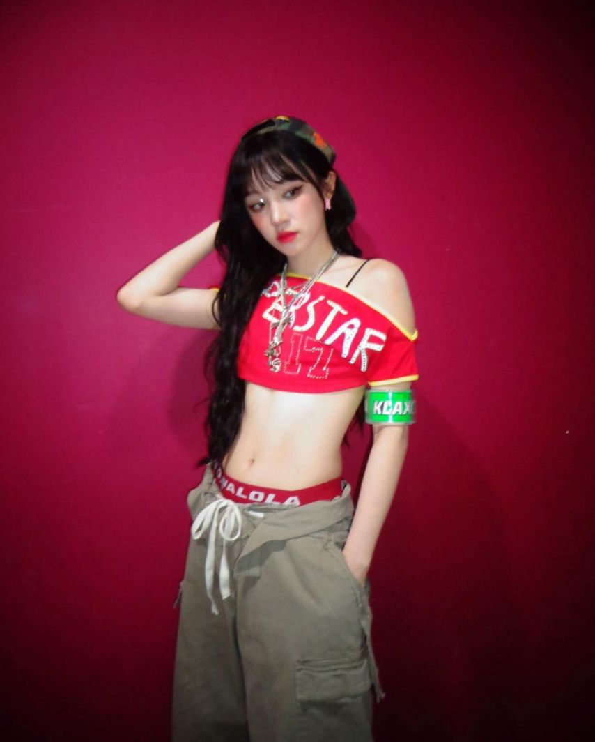 Girls Yuqi red crop top black bra strap