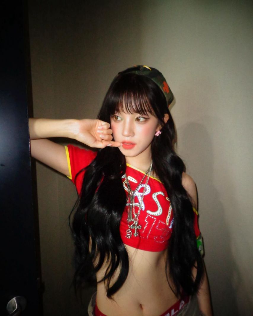 Girls Yuqi red crop top black bra strap