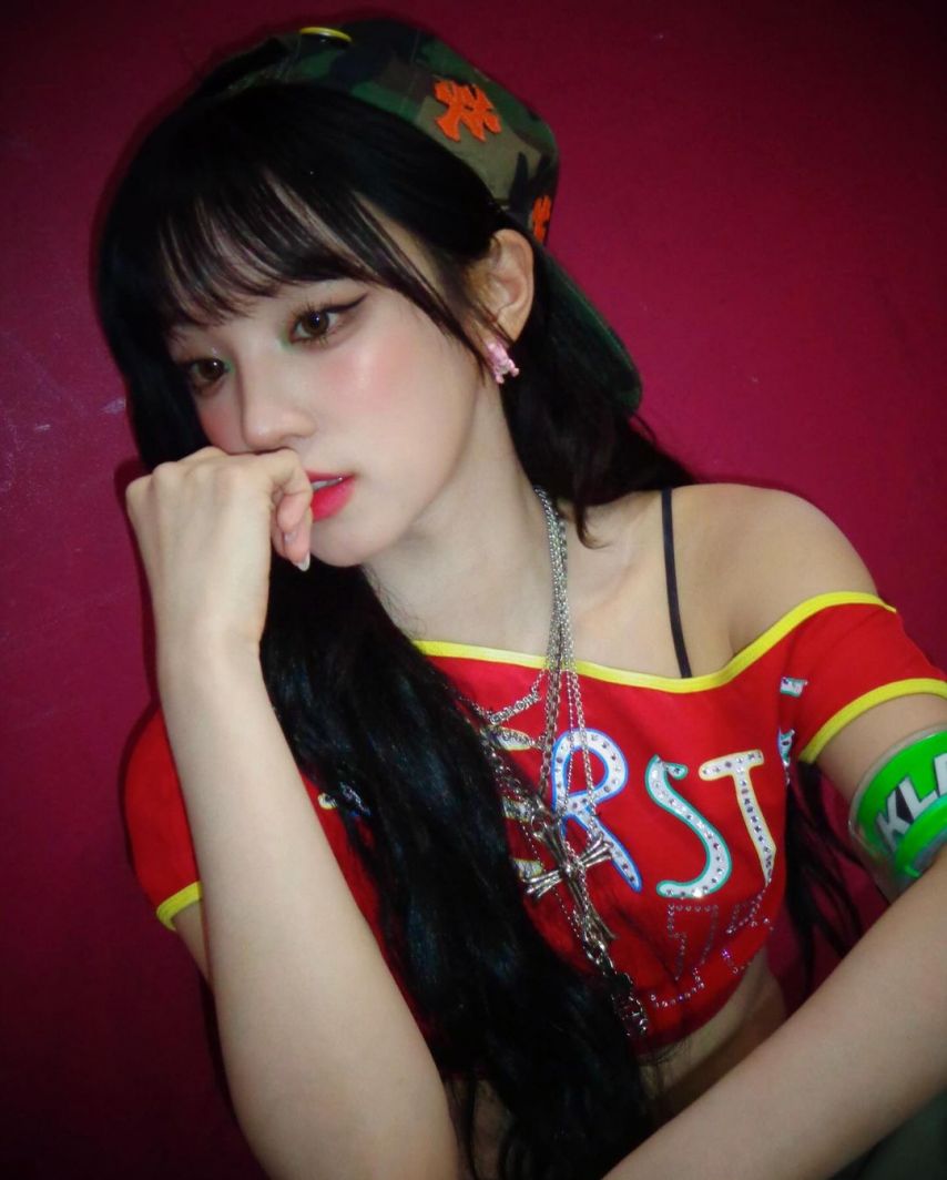 Girls Yuqi red crop top black bra strap