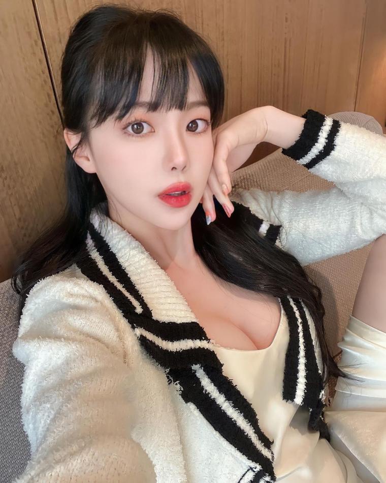 Cha Young-hyun cheerleader bubble bath bikini cleavage