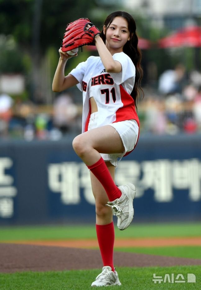 Eunice Lim Seowon’s first pitch is cute.