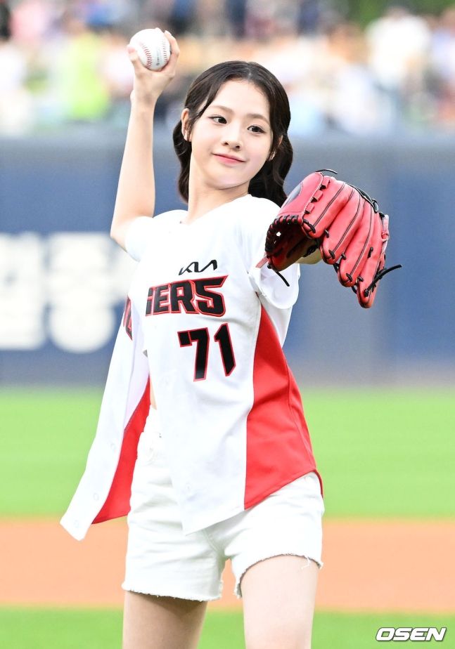 Eunice Lim Seowon’s first pitch is cute.