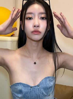 Lee Mi-joo's bold denim tube top exposes upper cleavage