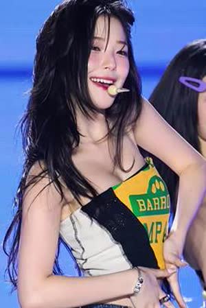 New song stage tube top fromis_nine Baek Ji Heon GIF