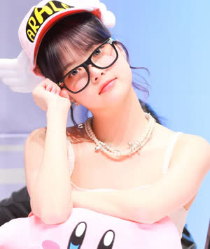 Le Seraphim Hong Eun-chae Arare Hat Glasses White Sleeveless Armpit