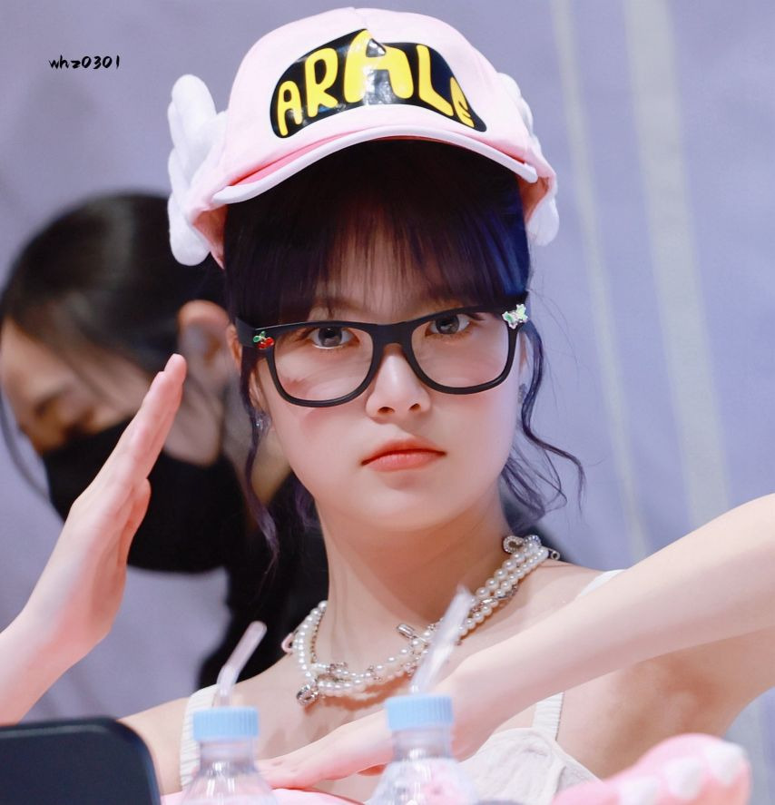 Le Seraphim Hong Eun-chae Arare Hat Glasses White Sleeveless Armpit