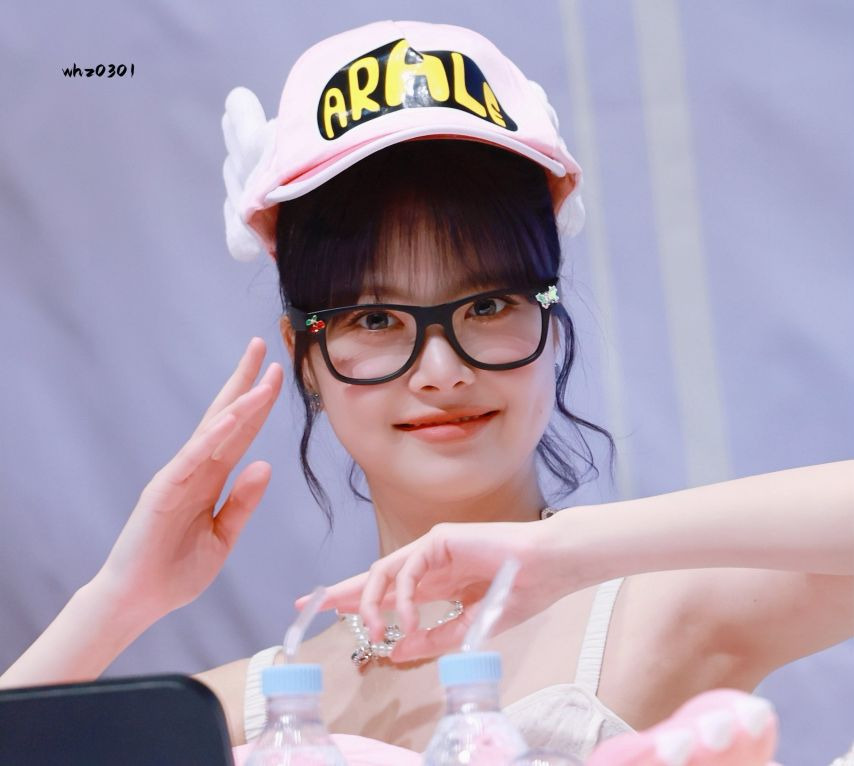 Le Seraphim Hong Eun-chae Arare Hat Glasses White Sleeveless Armpit