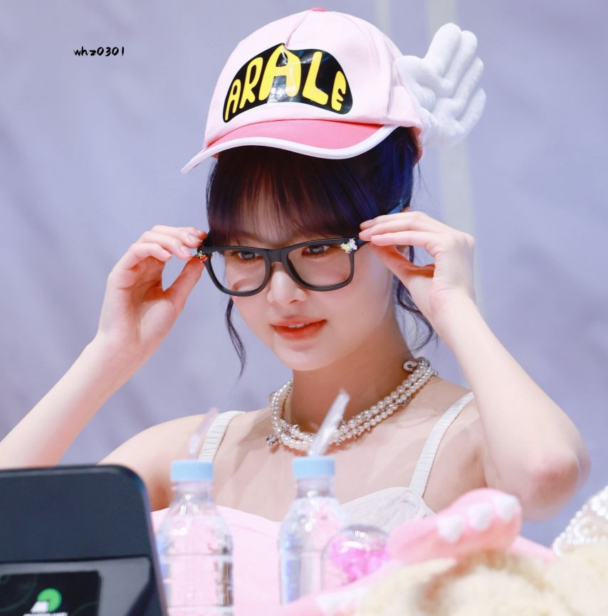 Le Seraphim Hong Eun-chae Arare Hat Glasses White Sleeveless Armpit