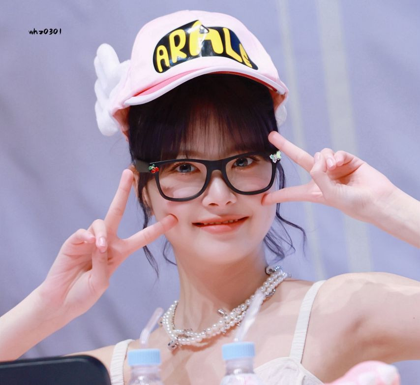 Le Seraphim Hong Eun-chae Arare Hat Glasses White Sleeveless Armpit