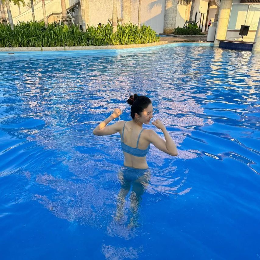 Kim Jin-kyung’s bikini body is even more attractive now that she’s married.