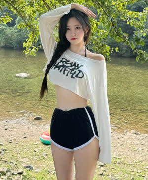 (SOUND)Park Min-jung's white t-shirt and black bikini during her trip to the valley