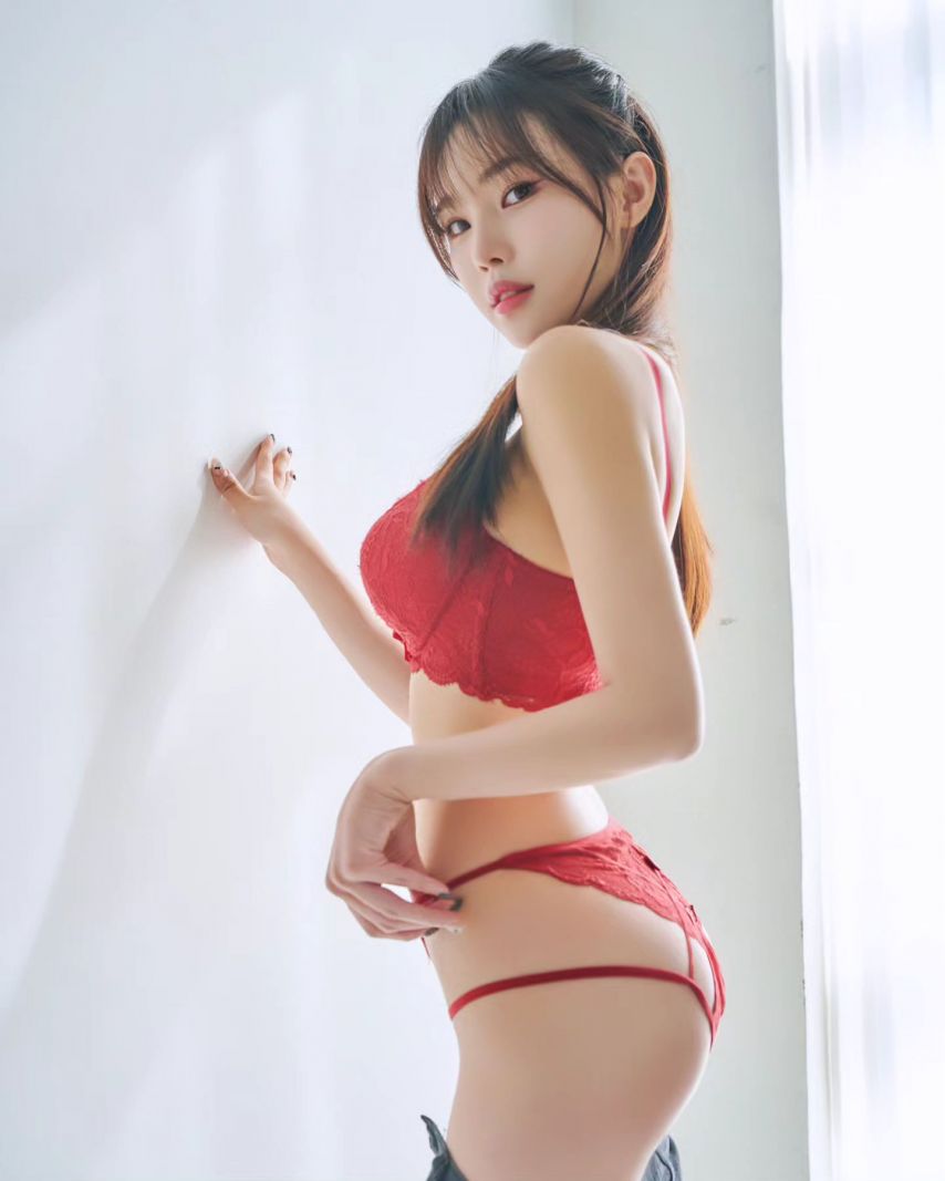 Yoon Young-seo cheerleader red lingerie abs