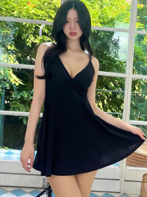 Rockit Girl Han Iseul Cool black one piece cleavage