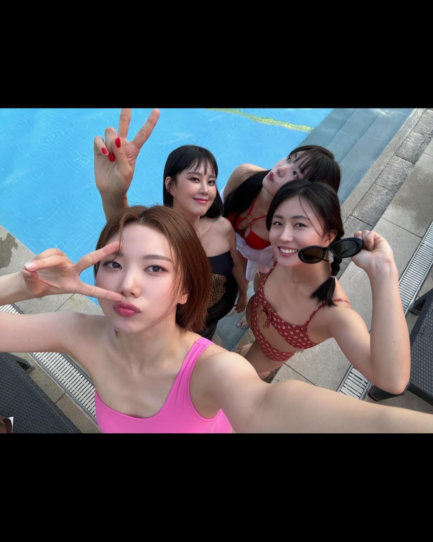 Aster School Produce 48 Lee Ga-eun pink swimsuit