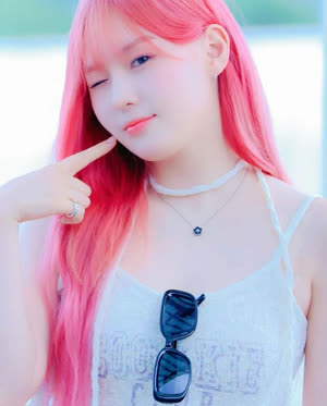 Kepler Kim Chae-hyun pink hair