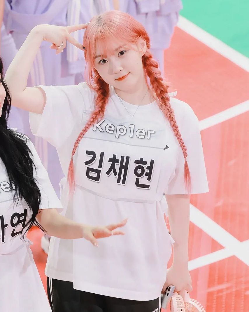 Kepler Kim Chae-hyun pink hair