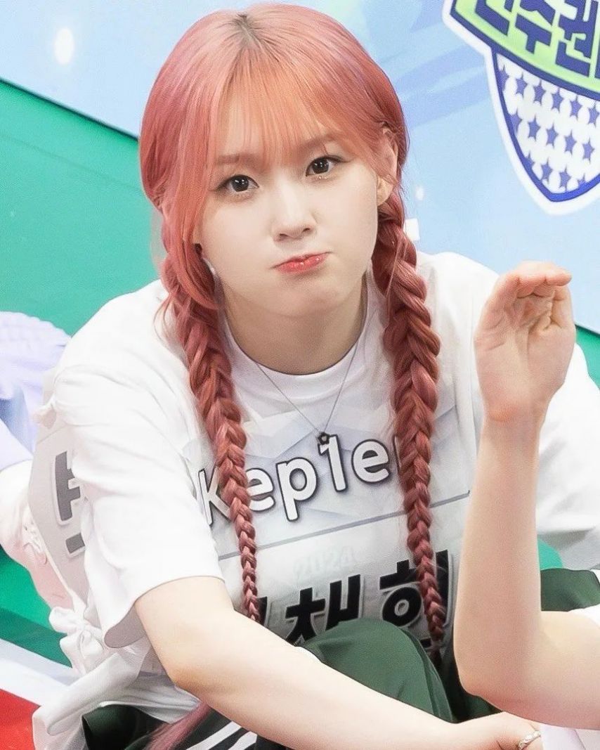 Kepler Kim Chae-hyun pink hair