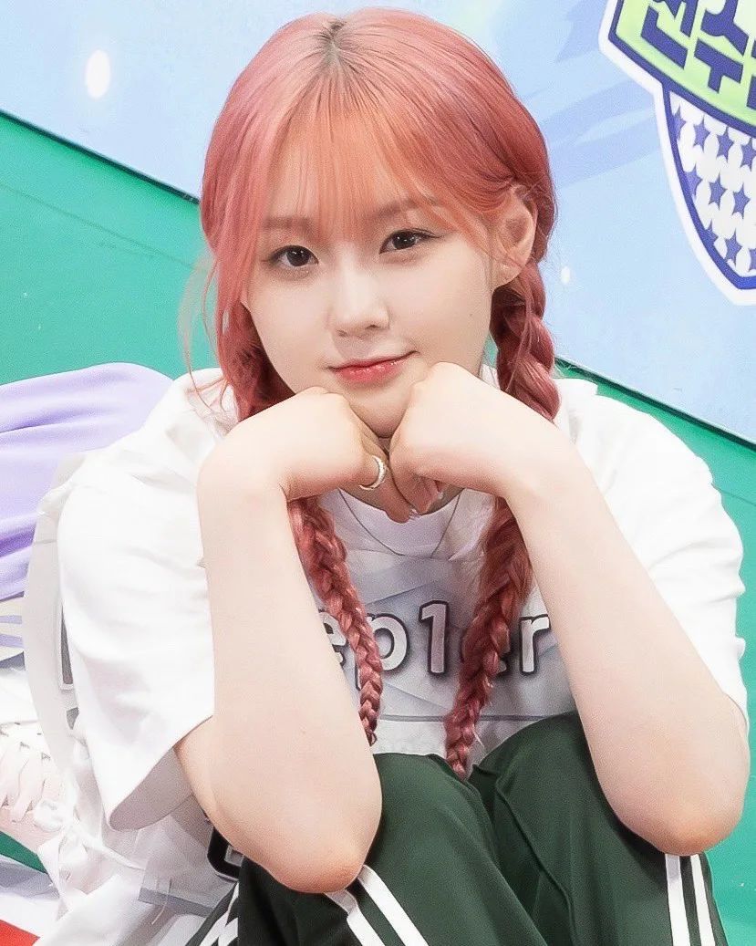 Kepler Kim Chae-hyun pink hair