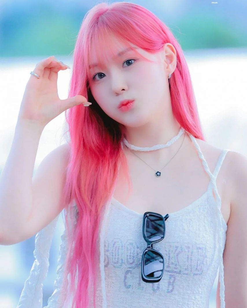 Kepler Kim Chae-hyun pink hair