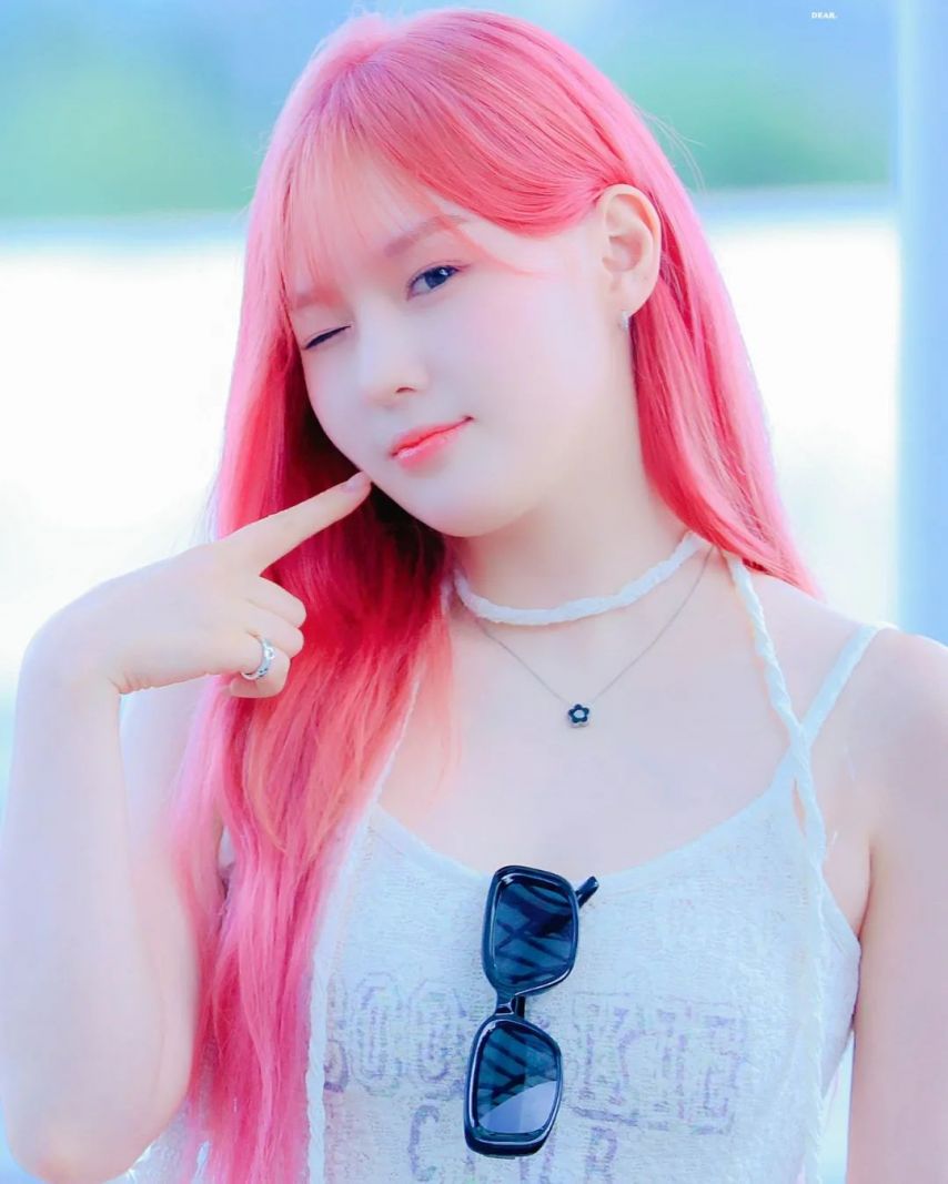 Kepler Kim Chae-hyun pink hair