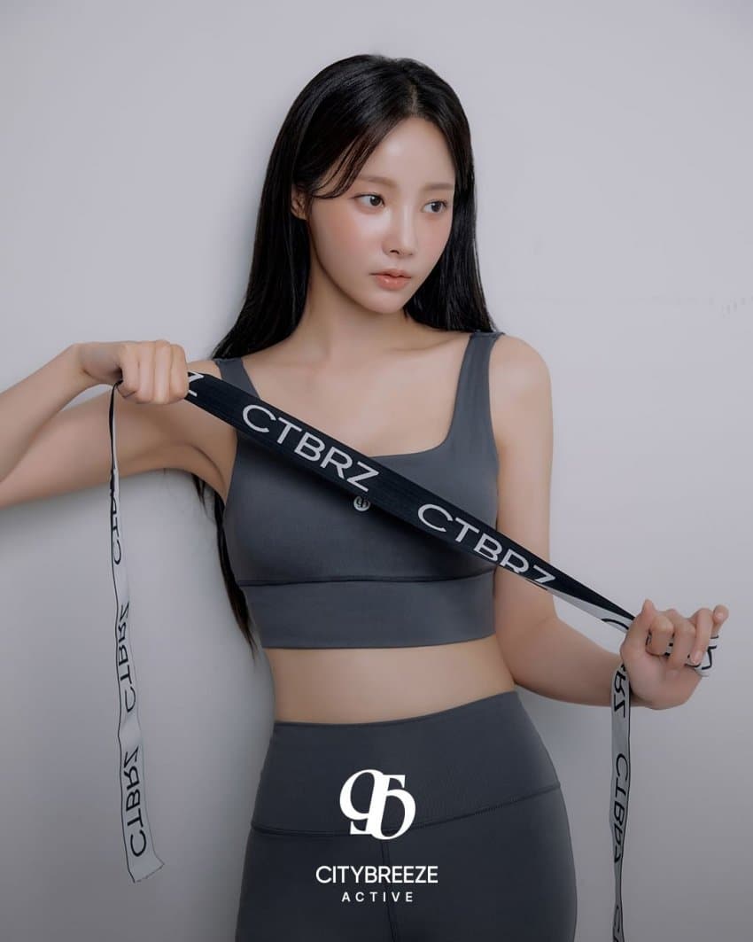 Momoland Yeonwoo leggings pictorial