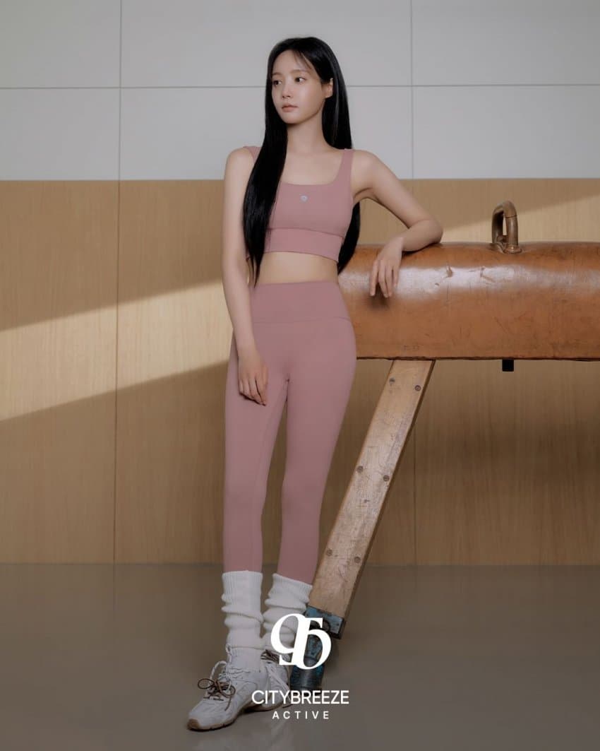 Momoland Yeonwoo leggings pictorial