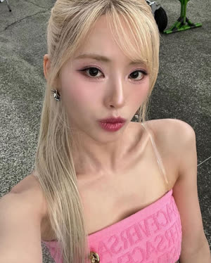 Fromis_Nine Park Ji-won, pink tube top, blonde hair