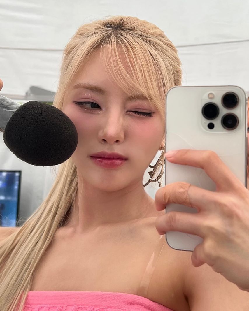 Fromis_Nine Park Ji-won, pink tube top, blonde hair