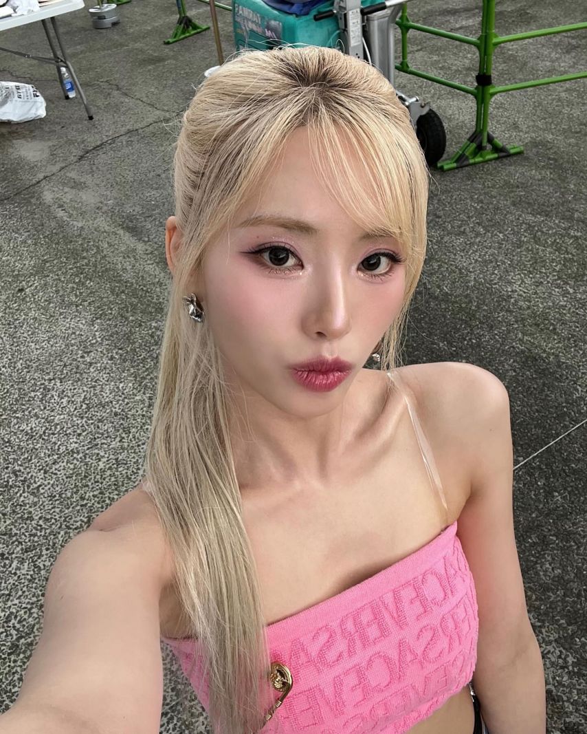 Fromis_Nine Park Ji-won, pink tube top, blonde hair