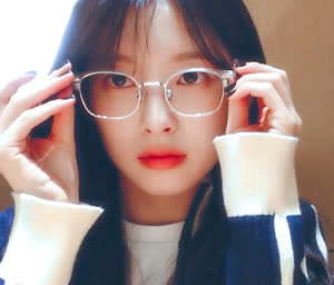 Oh My Girl Arin, date girlfriend, beauty wearing geek chic glasses