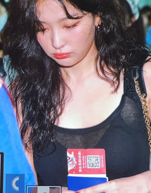 Red Velvet Seulgi see-through black tank top black bra