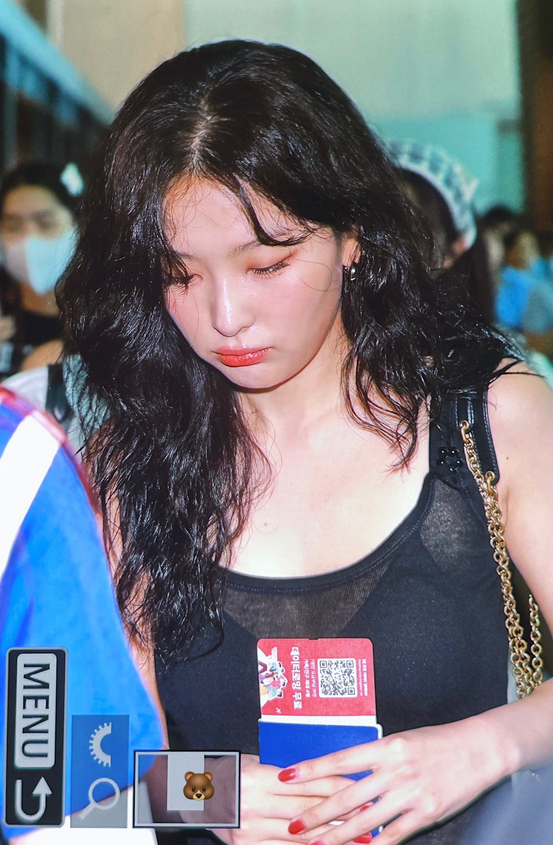 Red Velvet Seulgi see-through black tank top black bra