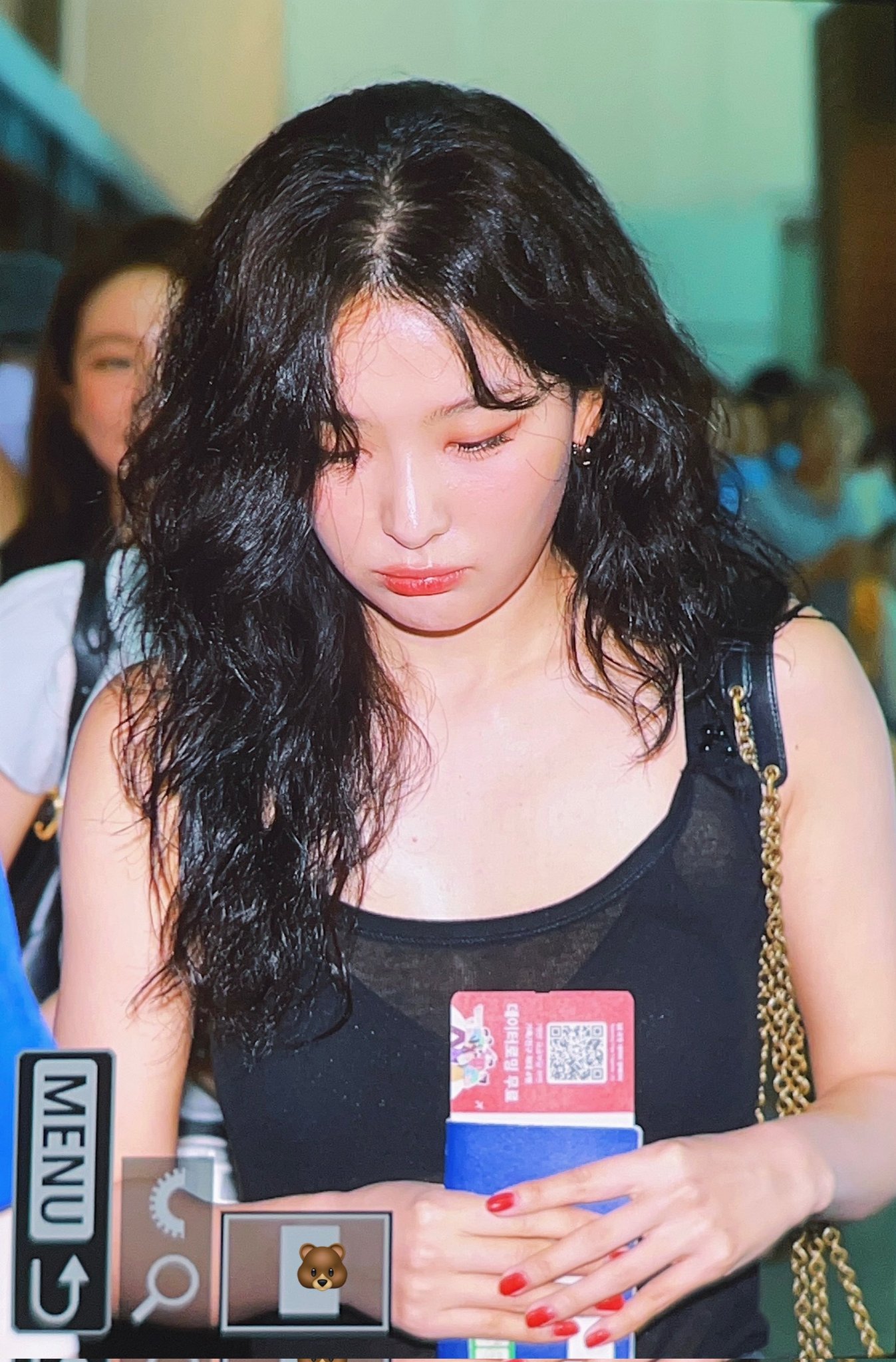 Red Velvet Seulgi see-through black tank top black bra