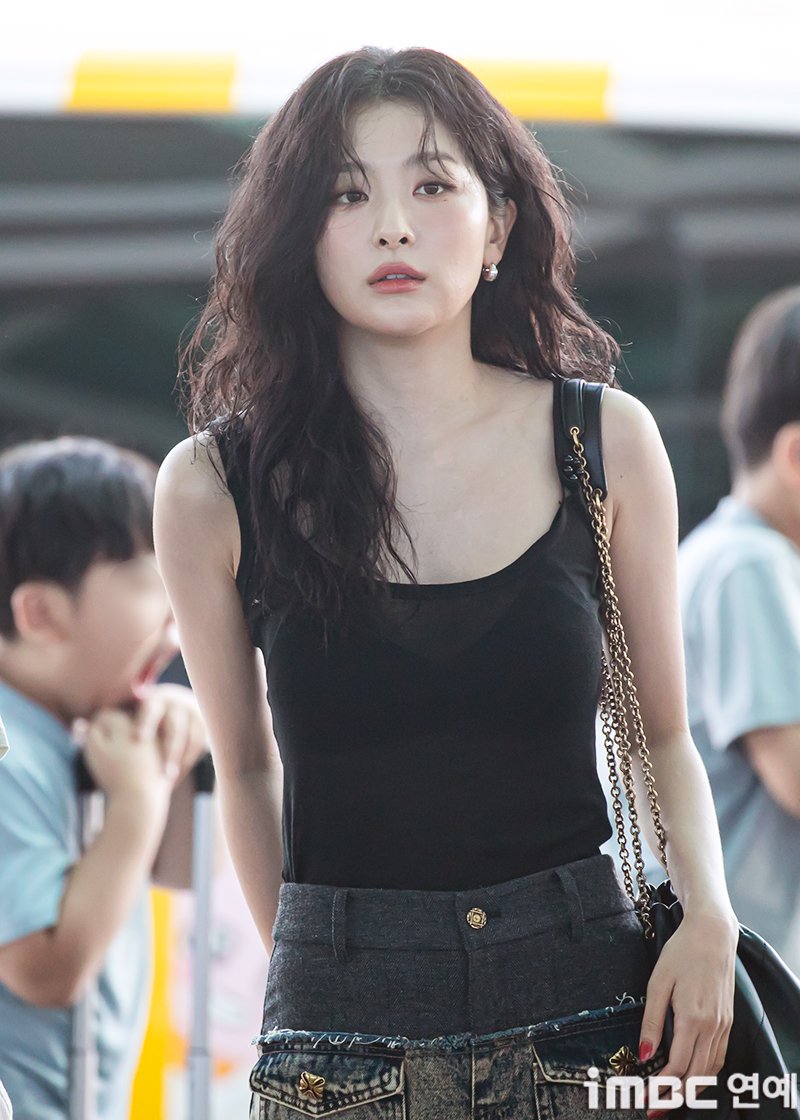 Red Velvet Seulgi see-through black tank top black bra