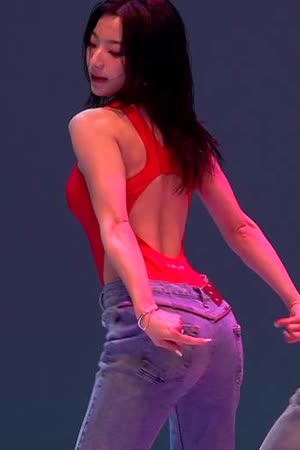 GIF of Lee Sae-rom from Fromis Nine with clearly visible erector muscles