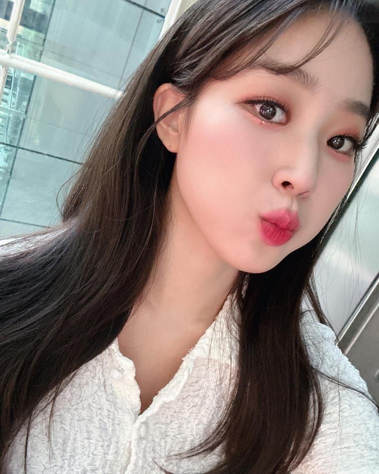 Announcer Joo Joo-eun kiss pose