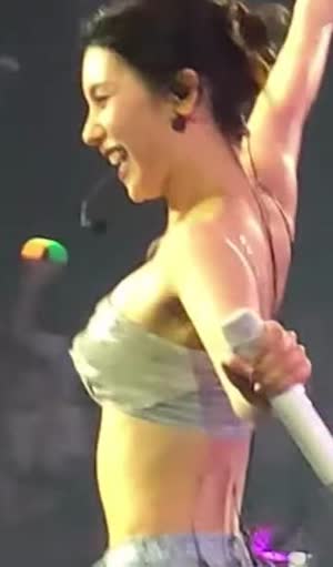 ITZY Itzy Yeji's exciting concert stage tube top side view