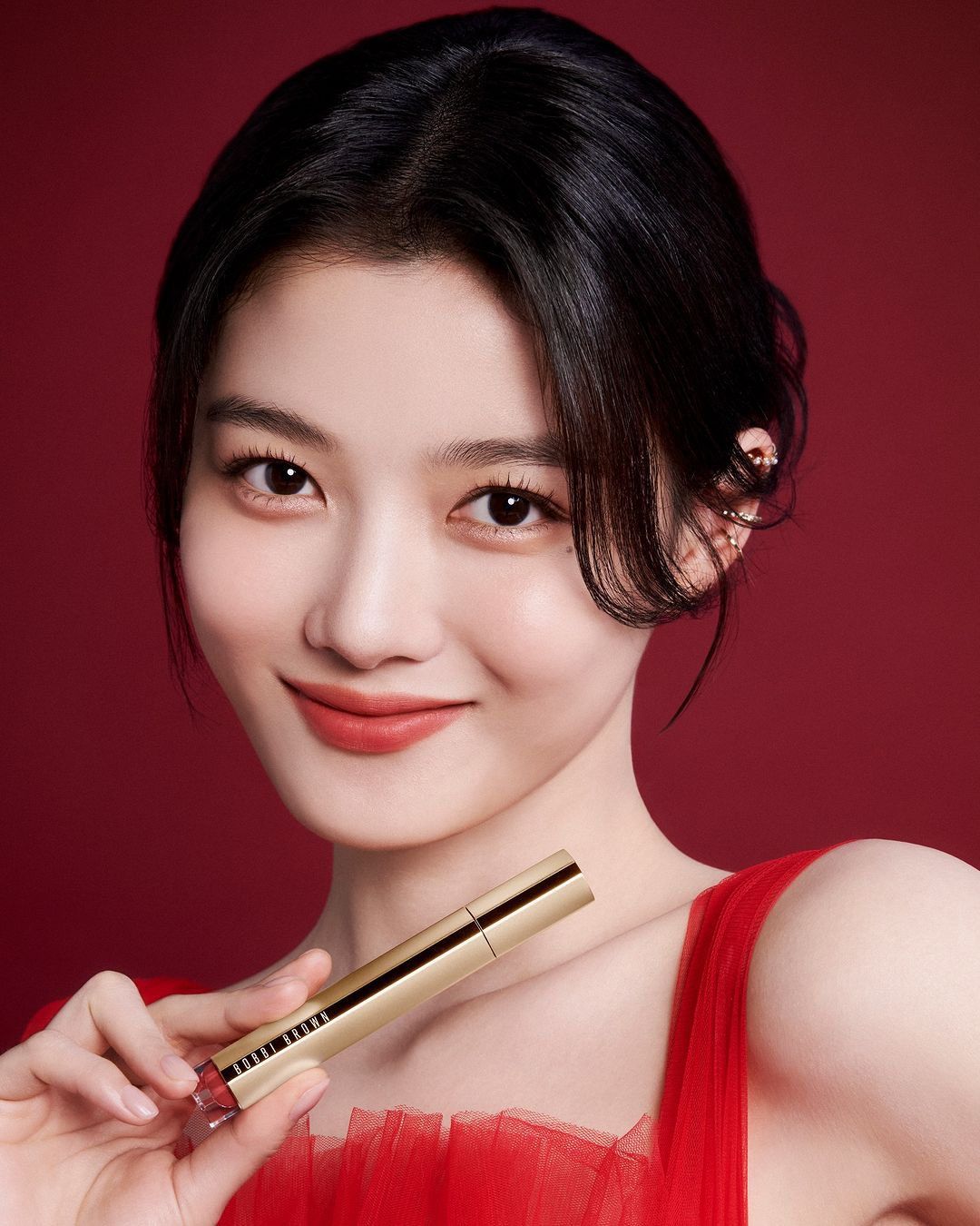 Kim Yoo-jung's new Bobbi Brown look revealed