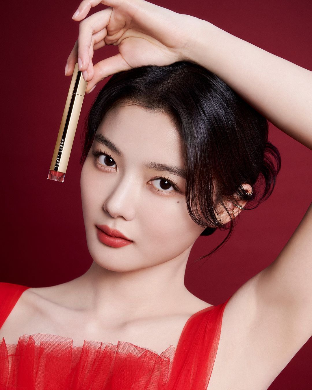 Kim Yoo-jung's new Bobbi Brown look revealed