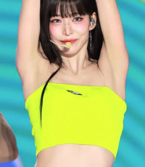 Chaeyoung Lee's attractive armpits revealed by her fluorescent tube top