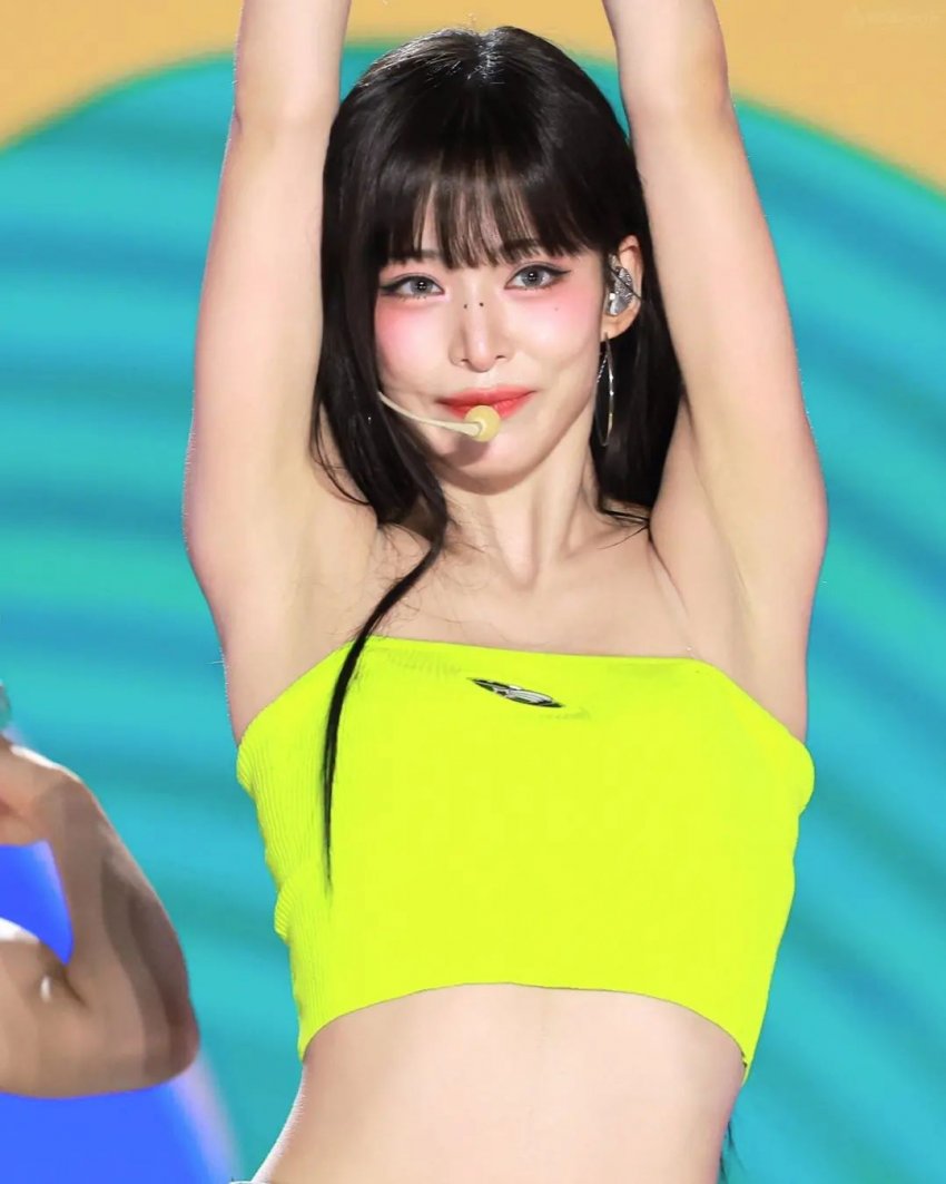 Chaeyoung Lee's attractive armpits revealed by her fluorescent tube top