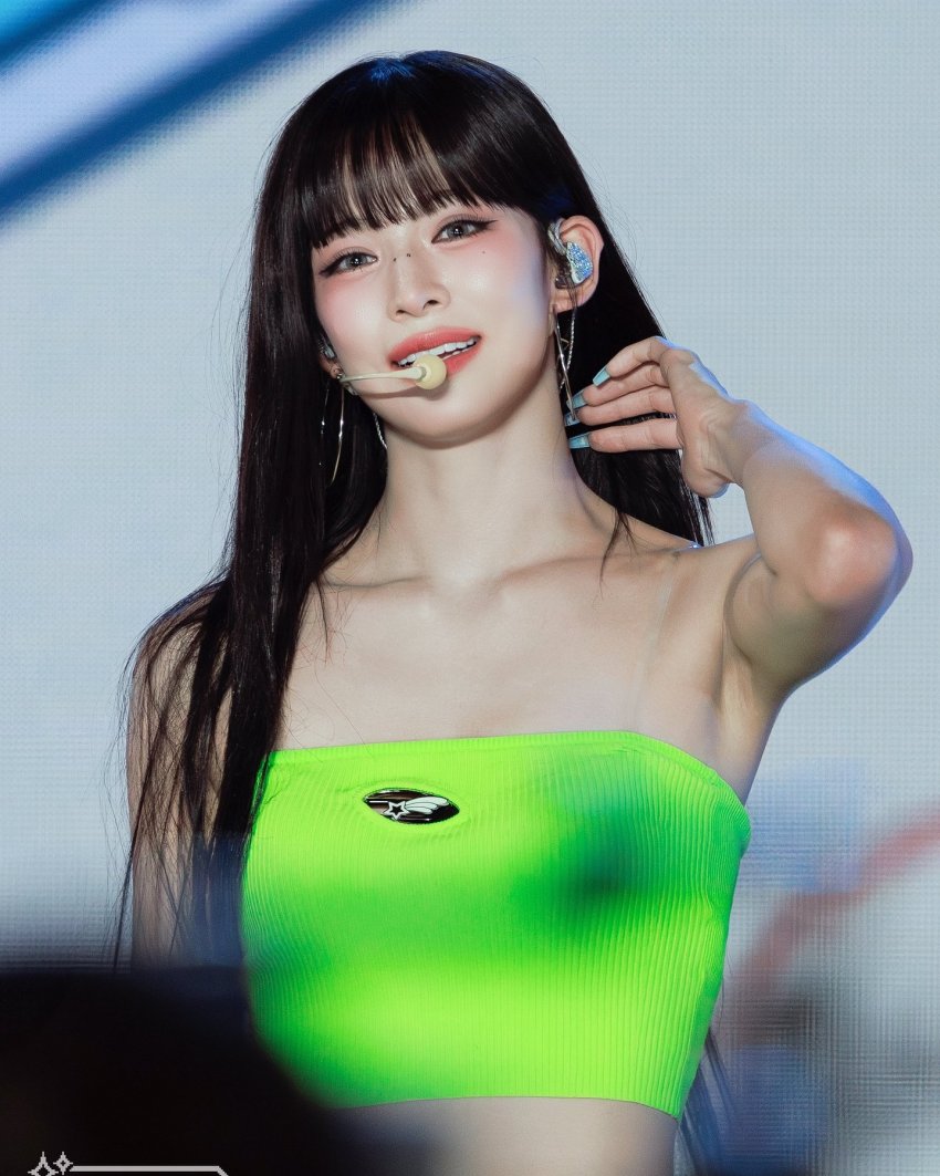 Chaeyoung Lee's attractive armpits revealed by her fluorescent tube top