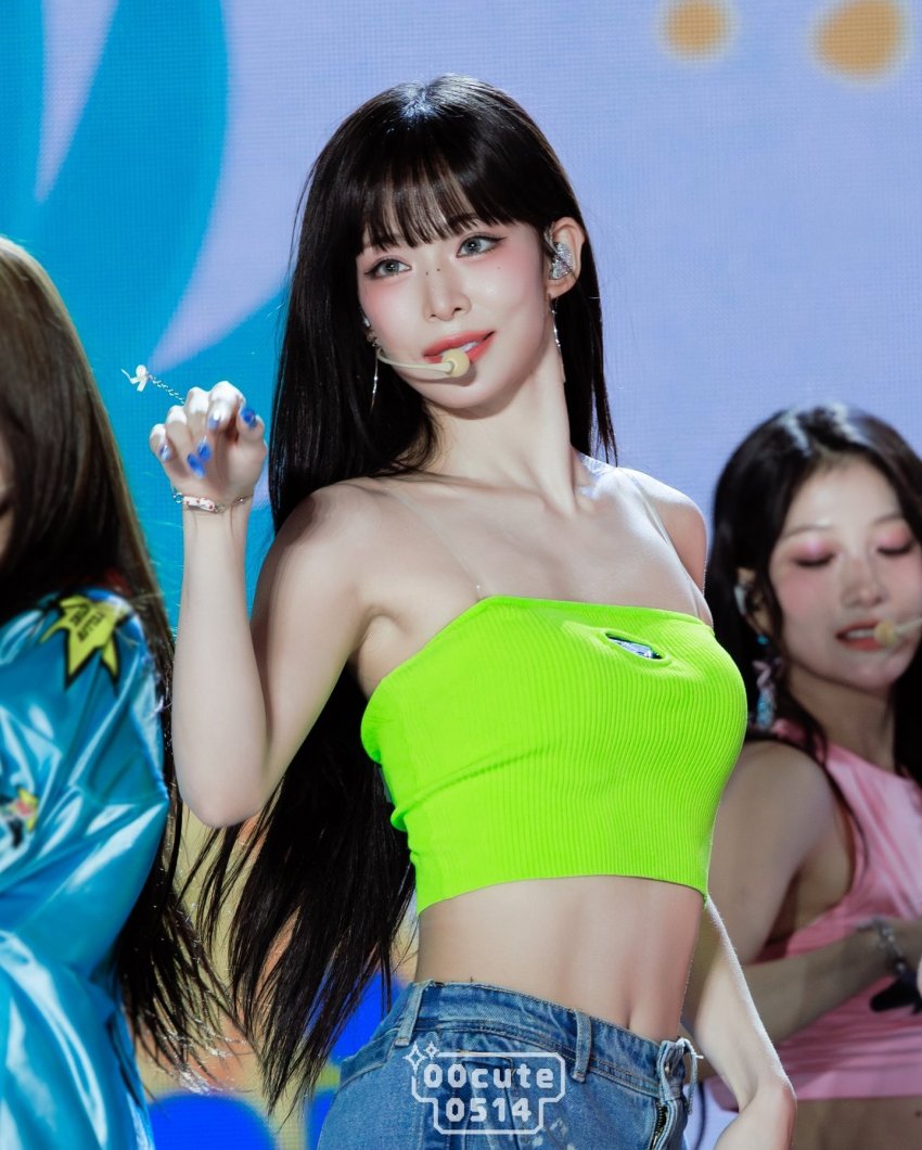 Chaeyoung Lee's attractive armpits revealed by her fluorescent tube top