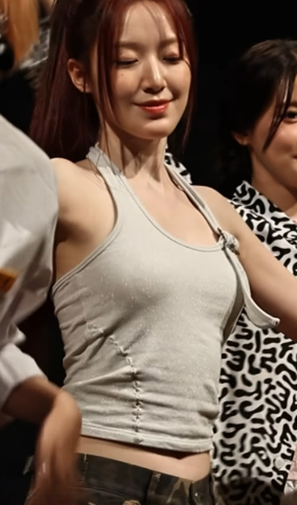 Shuhua's innocent charm shines even brighter with a thin tank top