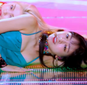 ITZY Yuna's charming moment, harmony of thong tank top and cleavage