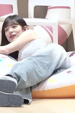 Lee Chae-young's leisurely moment, fromis_9 gif