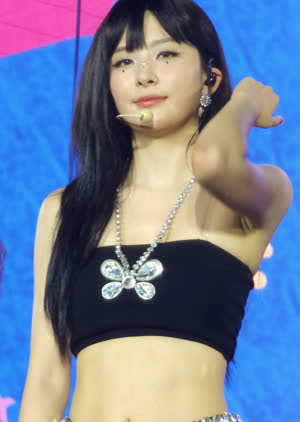 Seulgi noona, attractive look in black tube top